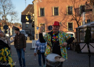 Der Feuerwehrkommandant trommelt zum Fasching