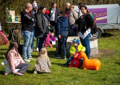 Die Kinder haben Spaß bei Clown Muck und dem Osterhasen