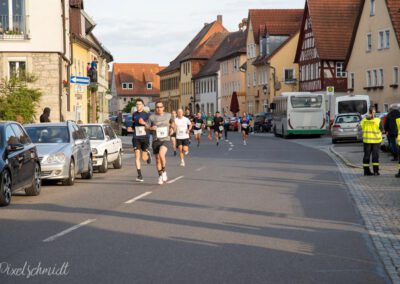 Die Läufer im Stadtkern von Eibelstadt