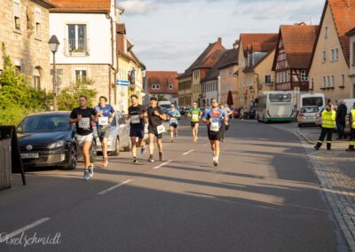 Die Läufer im Stadtkern von Eibelstadt