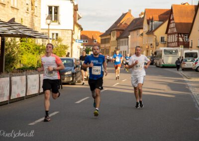 Die Läufer im Stadtkern von Eibelstadt