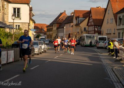 Die Läufer im Stadtkern von Eibelstadt