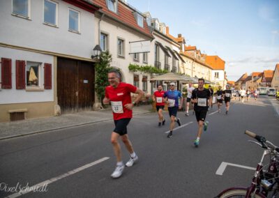 Die Läufer im Stadtkern von Eibelstadt