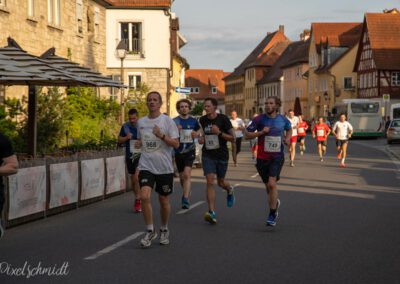 Die Läufer im Stadtkern von Eibelstadt