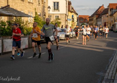 Die Läufer auf der Hauptstrasse