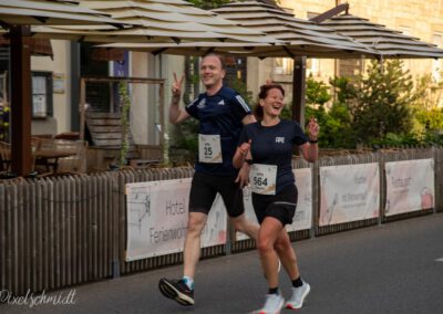 Die Läufer auf der Hauptstrasse