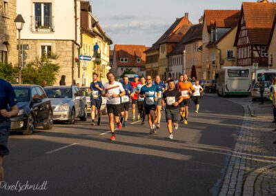 Die Läufer auf der Hauptstrasse