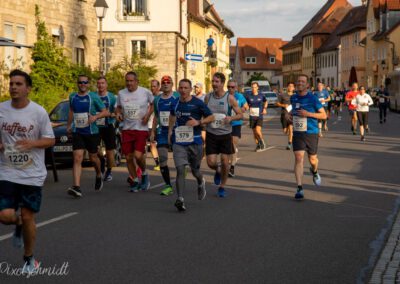 Die Läufer auf der Hauptstrasse