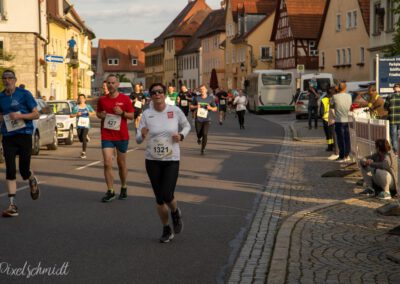 Die Läufer auf der Hauptstrasse