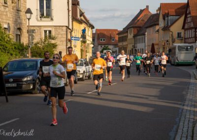 Die Läufer auf der Hauptstrasse