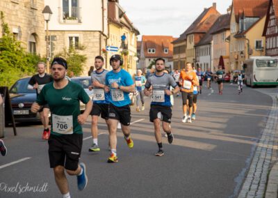 Die Läufer auf der Strecke