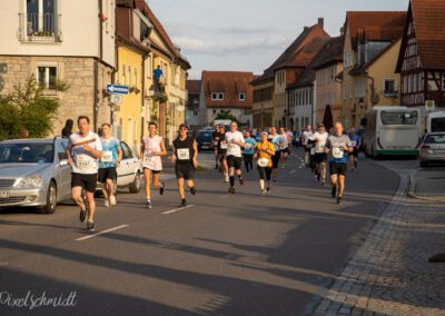 Die Läufer auf der Strecke