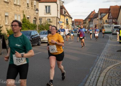 Die Läufer auf der Strecke