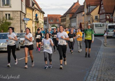 Die Läufer auf der Strecke