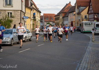 Die Läufer auf der Strecke