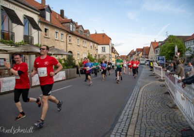 Die Läufer auf der Strecke