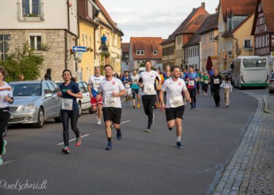 Die Läufer auf der Strecke