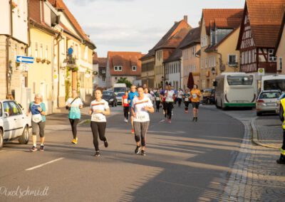 Die Läufer auf der Strecke