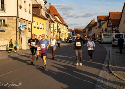 Die Läufer auf der Strecke