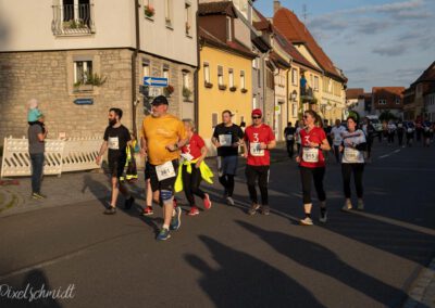 Die Läufer auf der Strecke