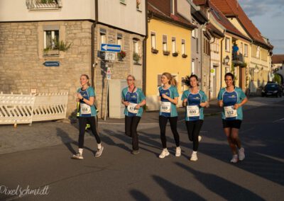 Die Läufer auf der Strecke