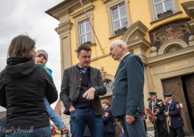 Der Bürgermeister im Gespräch bei der Maibaum-Aufstellung