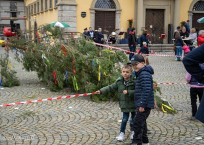 Viele Kinder bei der Maibaum-Aufstellung