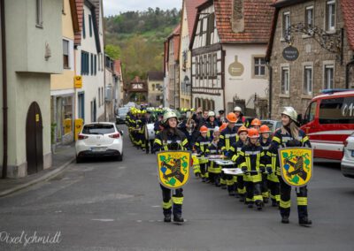 Die Feuerwehr marschiert ein