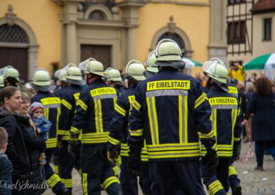 Die Feuerwehr marschiert ein