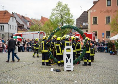 Los geht es mit der Maibaum-Aufstellung