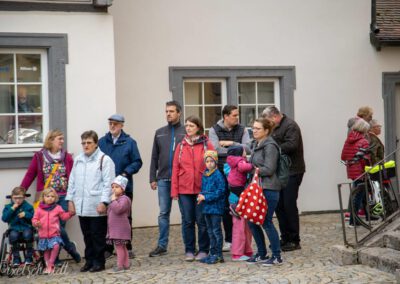 Zuschauer bei der Maibaum-Aufstellung