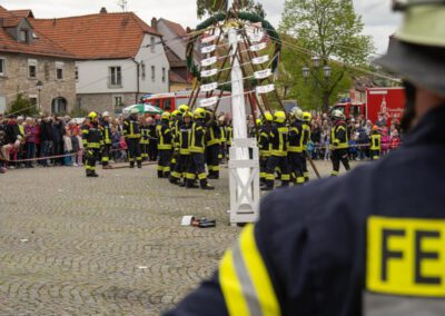 Schön gerade stellt dich der Maibaum