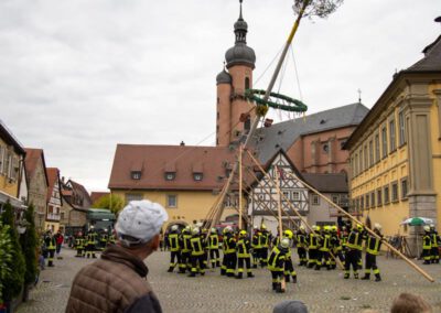 Die Maibaum-Aufstellung