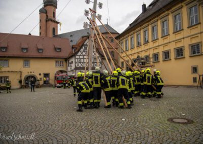 Die Maibaum-Aufstellung