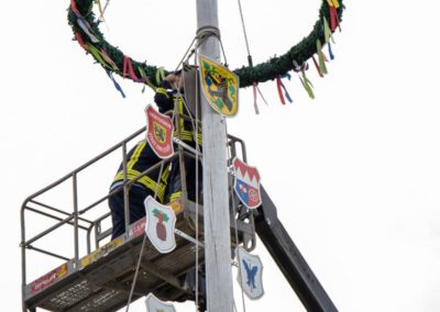 Letzte Arbeiten bei der Maibaum-Aufstellung