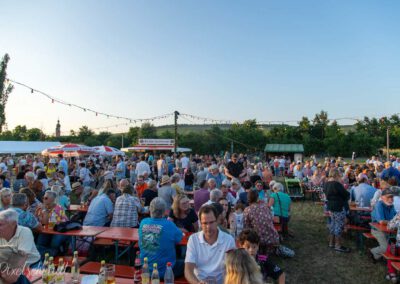 Besucher auf der Allzweckwiese an der Mainlände in Eibelstadt