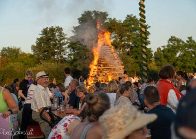 Das Johannisfeuer ist entfacht