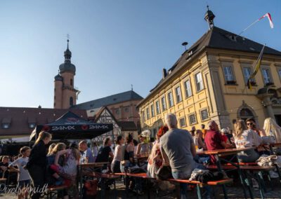 Weinfest mit Rathaus und Kirche