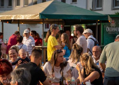 Leute treffen auf dem Weinfest