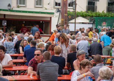 Leute treffen auf dem Weinfest