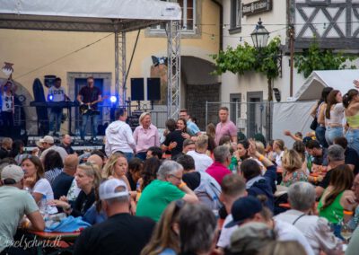 Zahlreiche Besucher auf dem Marktplatz in Eibelstadt