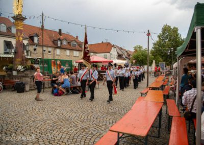 Einmarsch der Feuerwehr und der Weinprinzessin