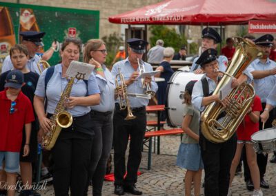 Die Feuerwehrkapelle spielt auf zum Einmarsch