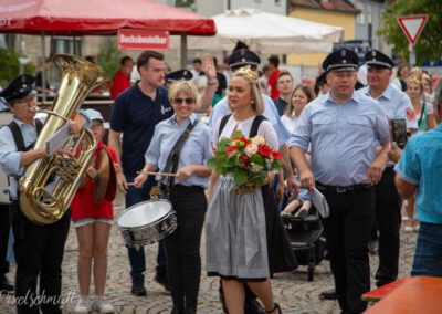 Einzug der Weinprinzessin auf dem 45.Marktplatrzweinfest der Freiwilligen Feuerwehr