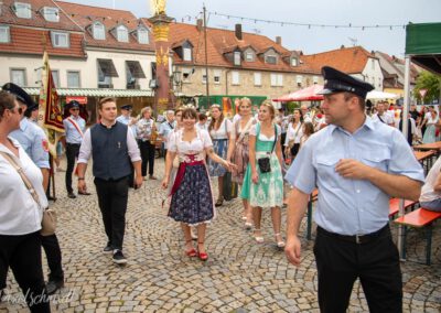 Einzug der Weinprinzessinnen