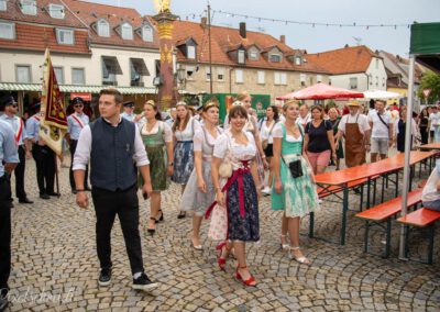 Einzug der Weinprinzessinnen