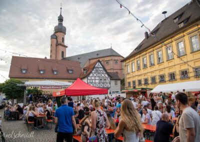 Immer wieder eine schöne Kulisse vor dem historischen Rathaus und der Kirche