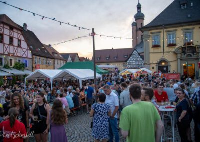 Herrliches Wetter beim 45.Marktplatzweinfest der Freiwilligen Feuerwehr