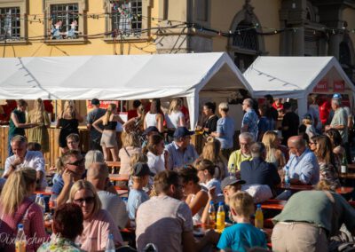 Lange Schlangen beim Essensstand