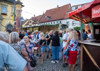 Zahlreiche Besucher auf dem Marktplatz